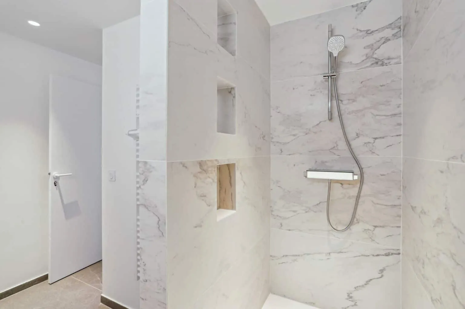 Salle d'eau marbre & niches encastrées