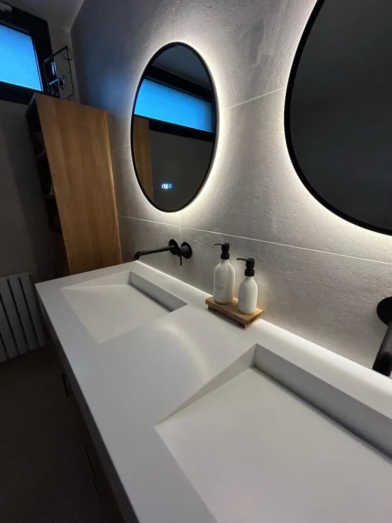 Salle de bain design — vasque béton