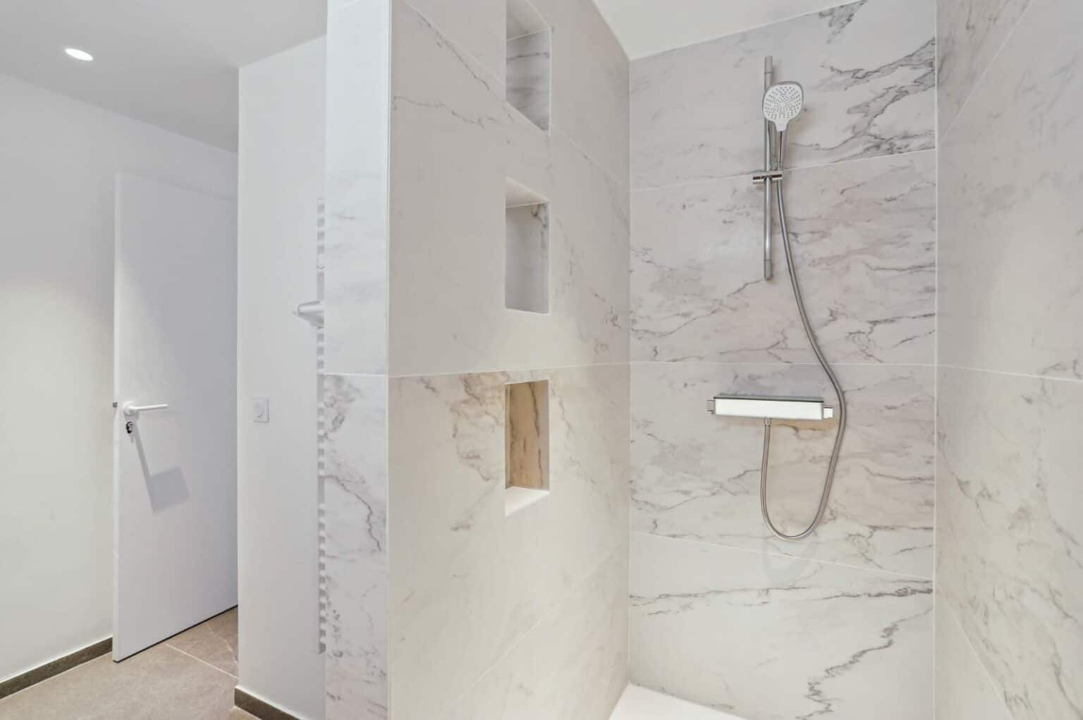 Douche à l'italienne et faïence de salle de bain